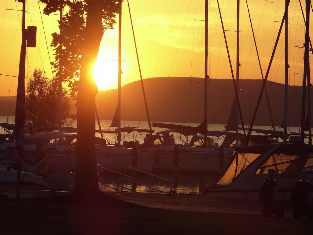 Bl Bavaria Yachtclub & Apartments バラトンレッレ エクステリア 写真