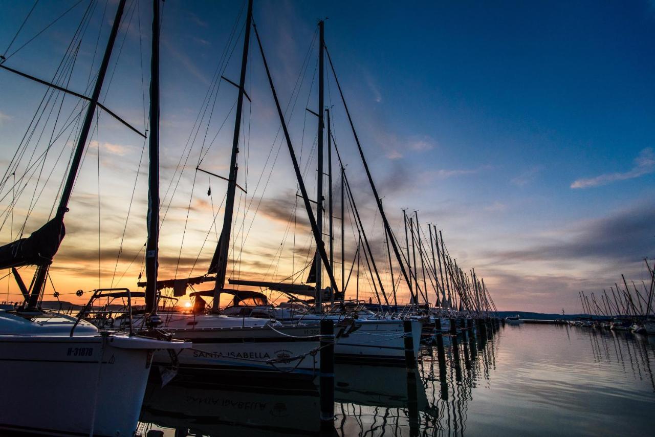 Bl Bavaria Yachtclub & Apartments バラトンレッレ エクステリア 写真